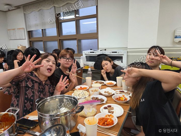 당산초 학생들이 함께 모여 즐겁게 음식을 먹고 있다.