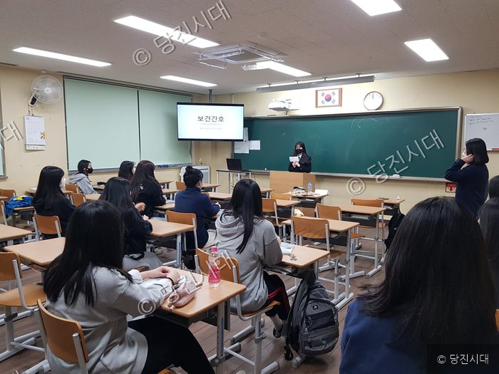 학생들이 교실에서 보건간호 관련 교육을 받고 있다.