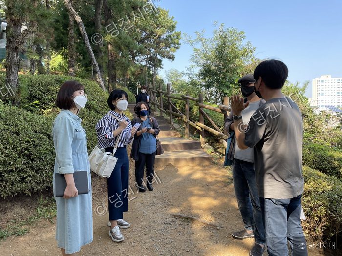 관계자들이 남산공원에서 현장을 둘러보며 대화를 나누고 있다.