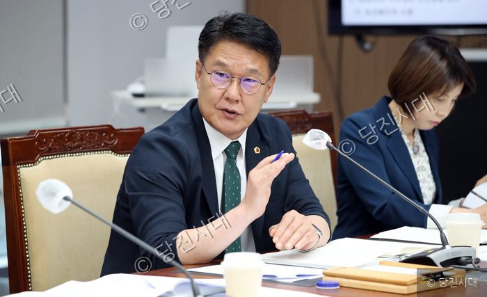 안경을 쓴 홍기후 도의원이 회의 중에 손을 들어 발언하고 있다.