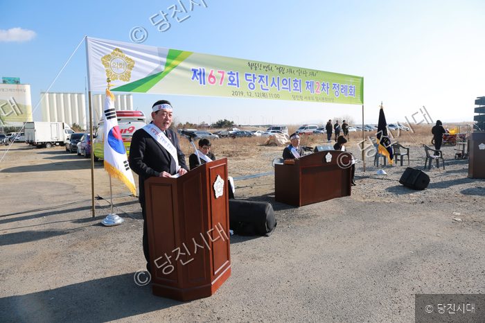야외에서 당진시의회 정례회가 열리고 있다.