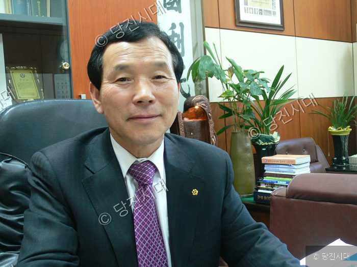 당진우리신협 신창재 이사장이 집무실에서 포즈를 취하고 있다.