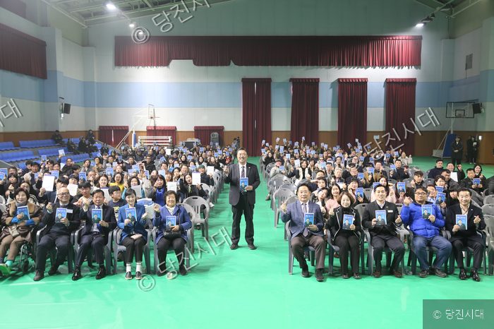 시민들과 함께 출판기념회를 열고 있는 김기재 전 당진시장 출마자