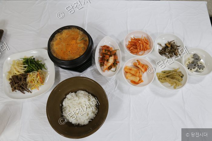 면천면 성상리 부잣집청국장의 청국장 정식 상차림이 차려져 있다.