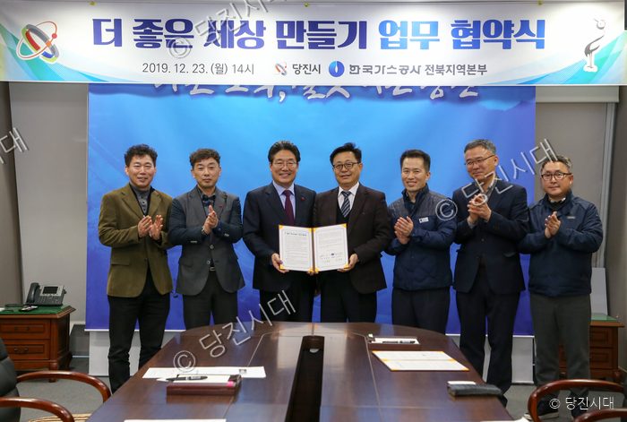 참석자들이 '더 좋은 세상 만들기' 업무 협약을 체결하고 기념 촬영을 하고 있다.