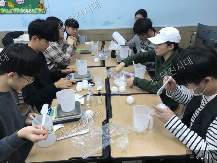 학생들이 교실에서 천연용품 만들기 실습을 하고 있다.