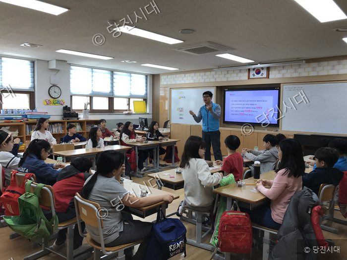 강사가 교실에서 학생들을 대상으로 주니어 공학교실 수업을 진행하고 있다.