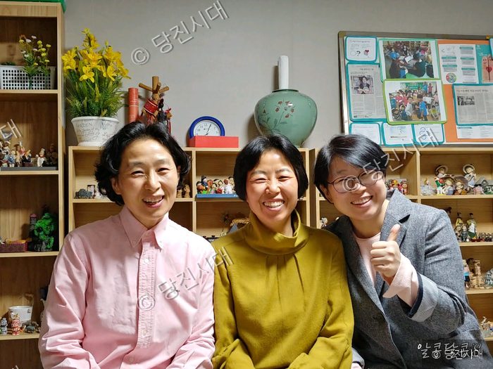 최익순·최익희·최익정 씨가 환하게 웃으며 다정한 포즈로 기념 촬영을 하고 있다.