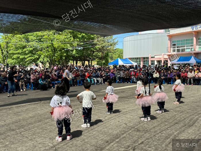 어르신들 앞에서 박미경 관장 등이 재롱잔치 공연을 선보이고 있다.