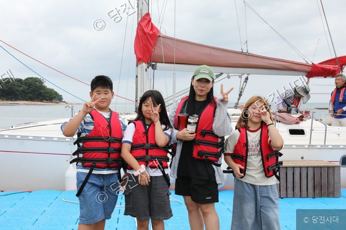 당진 왜목항에서 참가자들이 요트 체험을 하며 즐거운 시간을 보내고 있다.