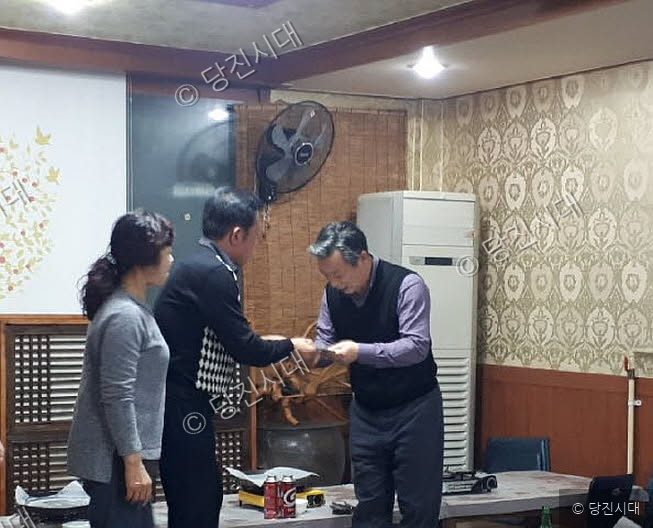 송악의용소방대 관계자가 성금을 기탁하고 있다.
