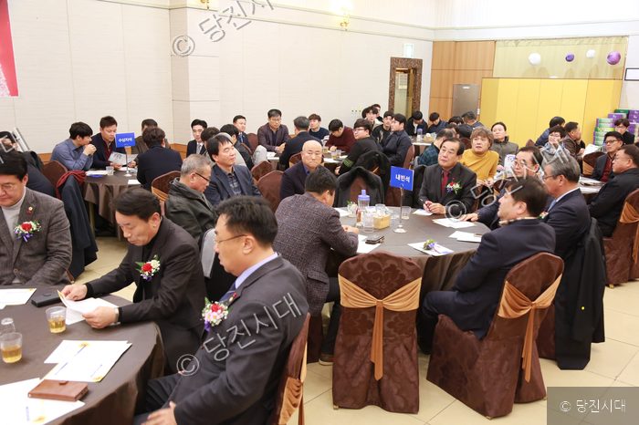 한상우 회장 취임식 행사에 참석한 회원들이 자리에 앉아 행사를 지켜보고 있다.