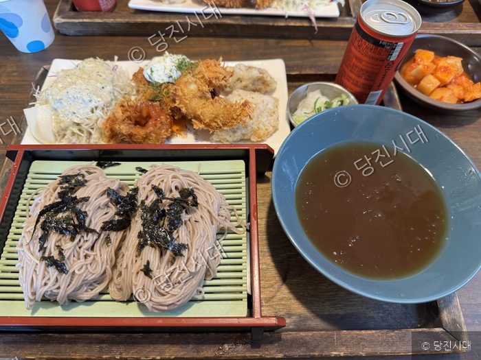 식당에서 메밀소바와 다양한 튀김 요리가 제공되고 있다.