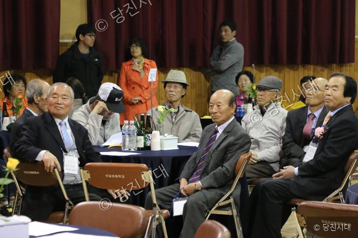 우강초등학교 총동문회 행사에서 참석자들이 자리에 앉아 행사를 지켜보고 있다.