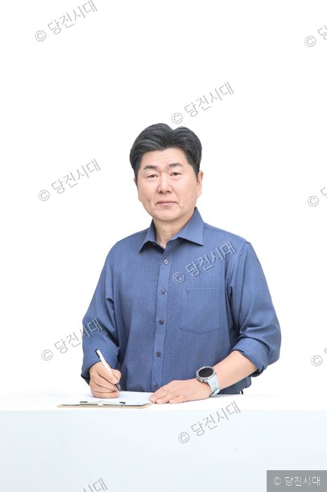 조상익 예비후보자가 서류를 작성하고 있다.