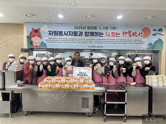 자원봉사자들이 어르신들을 위한 행복밥상과 음료 후원 행사를 진행하고 있다.