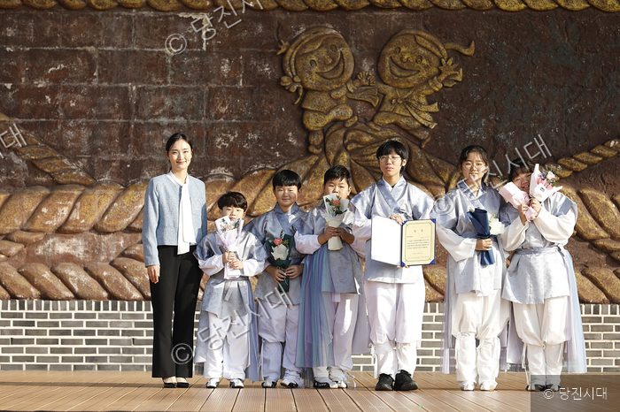 당진시 청소년국악제에서 최우수상 수상자들이 한복을 입고 기념 촬영을 하고 있다.