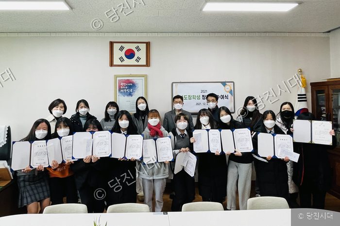 합덕고 학생들이 장학증서 수여식에서 기념촬영을 하고 있다.