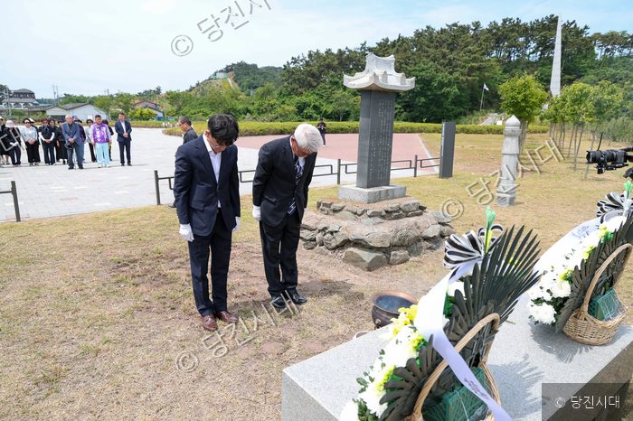 참석자들이 소난지도 의병항쟁 추모식에서 고개 숙여 추모하고 있다.