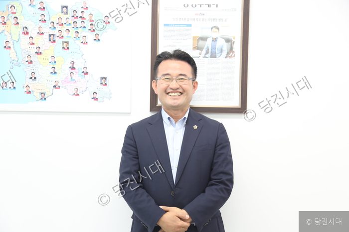 안장헌 의원이 사무실에서 포즈를 취하고 있다.