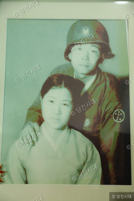 박윤식 옹의 젊은 시절 군복 차림과 부인의 모습이 담긴 옛 사진.