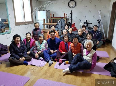정미면 모평리 경로당에서 한방 의료 봉사가 진행되고 있다.