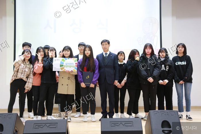 청소년들이 환경지킴이상 시상식에서 기념촬영을 하고 있다.