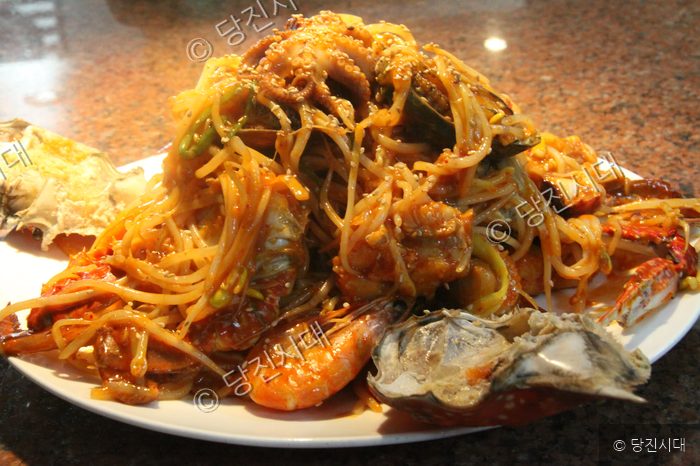 접시 위에 매콤하게 볶아낸 아구찜이 푸짐하게 담겨 있다.