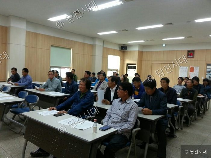 농민회 회원들이 회의실에 모여 행사를 진행하고 있다.