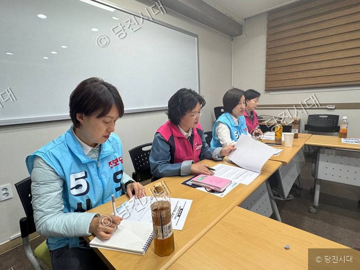 민주노총 당진시위원회 관계자들이 회의실에 모여 간담회를 하고 있다.