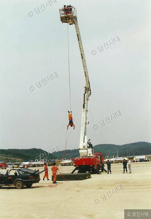 소방대원이 고가사다리차를 이용해 구조 훈련을 하고 있다.