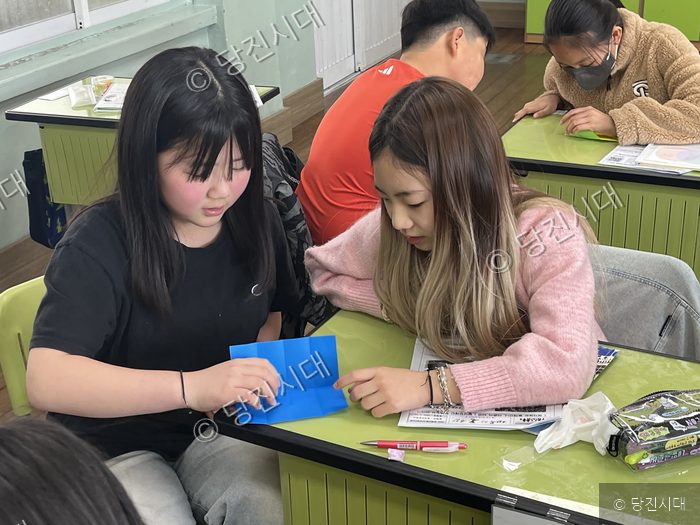 송악초등학교 차별은 씨 등이 교실에 모여 차별과 차이를 주제로 한 만들기 활동을 하고 있다.