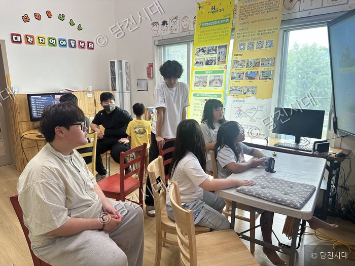 지역 아동센터를 찾은 청소년들이 모니터 화면을 보며 교육 프로그램에 참여하고 있다.