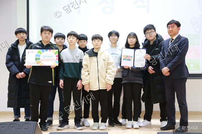 청소년들이 무대에서 지속가능발전 프로젝트 시상식을 하고 있다.