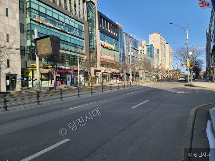 당진시 문예의전당 인근 상가와 횡단보도가 있는 도로의 모습이다.