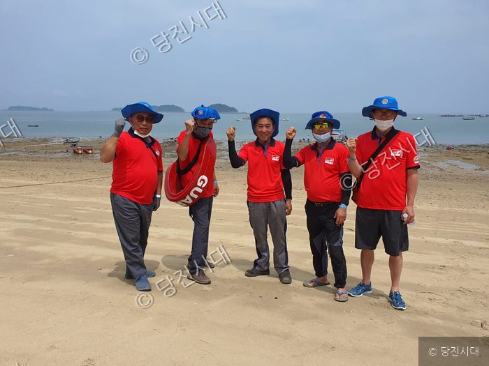 왜목마을에서 시민수상구조대 대원들이 기념 촬영을 하고 있다.