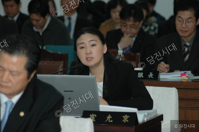 회의실에서 최윤경 씨가 노트북 앞에 앉아 발언하고 있다.