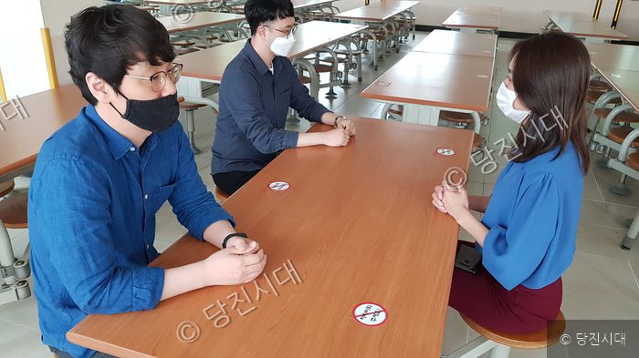 등교 개학을 맞아 학생들이 학교 식당에서 간격을 두고 앉아 있다.