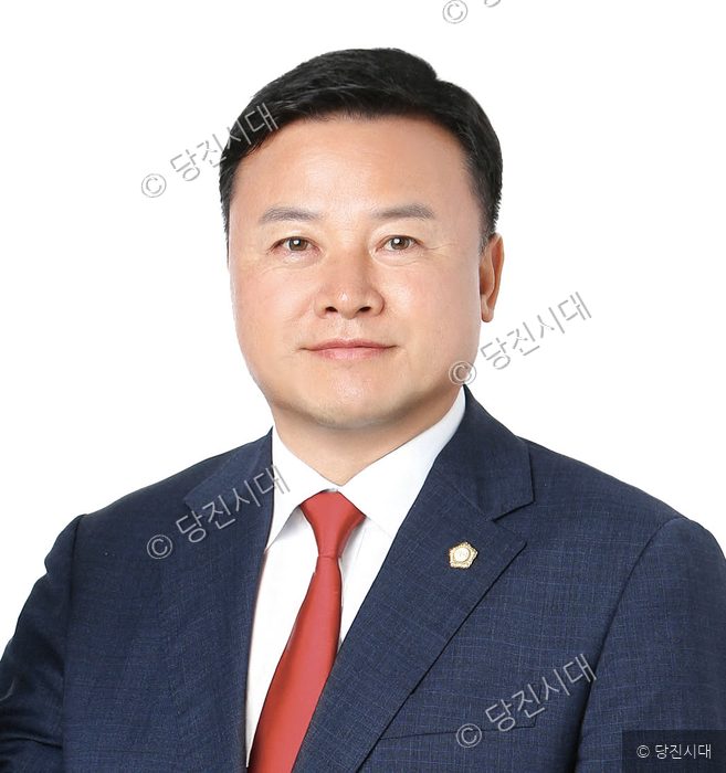 서영훈 국민의힘 당진시의원 예비후보가 정면을 바라보며 미소 짓고 있다.
