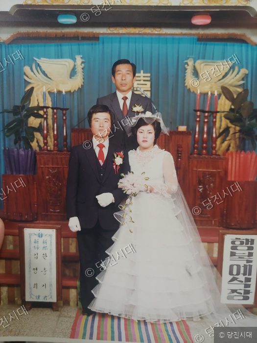 목련꽃 하얗게 흐드러지던 날 아내와 약혼 — 사진 3