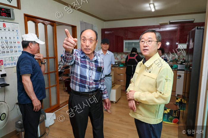 당진포1리 경로당을 방문한 관계자가 무더위 쉼터 운영 현황을 점검하고 있다.