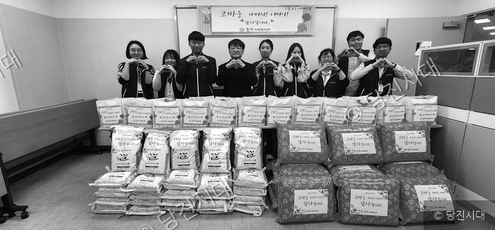 송악사회복지관 직원들이 어버이날을 맞아 후원 물품 앞에서 기념 촬영을 하고 있다.