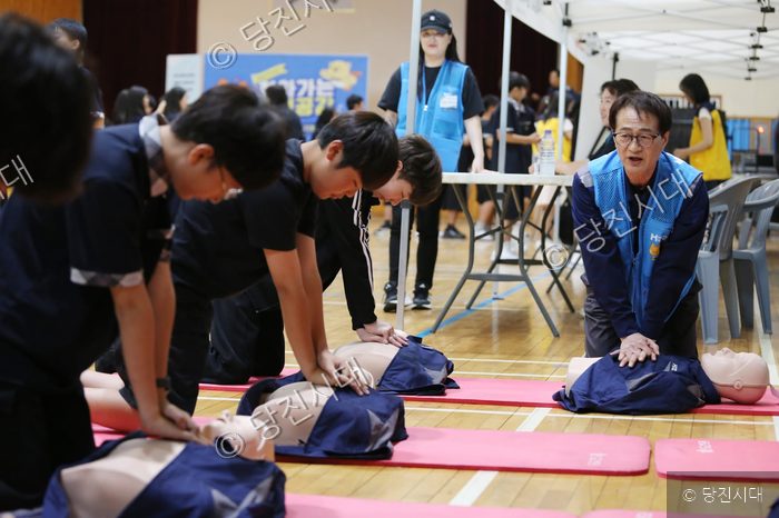 당진중학교 학생들이 현대제철 관계자의 지도 아래 심폐소생술 실습을 하고 있다.
