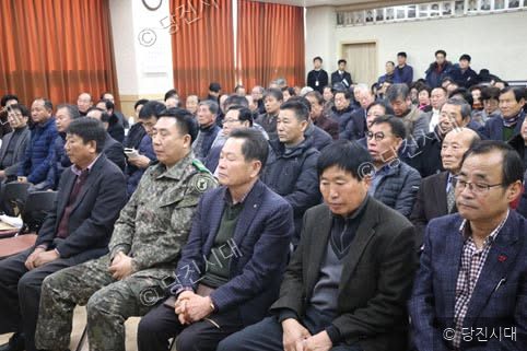 주민들이 우강면 읍면순방 행사에 참석해 자리를 지키고 있다.