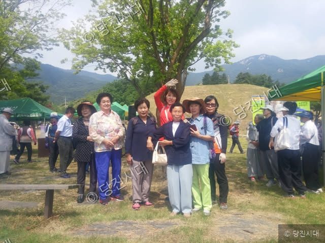 영랑사에서 공승법회에 동참한 불자들이 기념 촬영을 하고 있다.