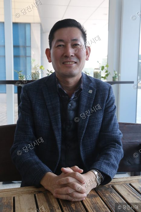 조능호 당진시 지적관리팀장이 인터뷰를 위해 앉아 있다.