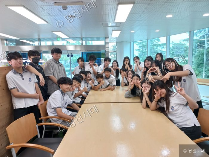 원당중 이진우 교장 등이 자유학기제 연계 창의체험학교 프로그램에 참여해 기념촬영을 하고 있다.
