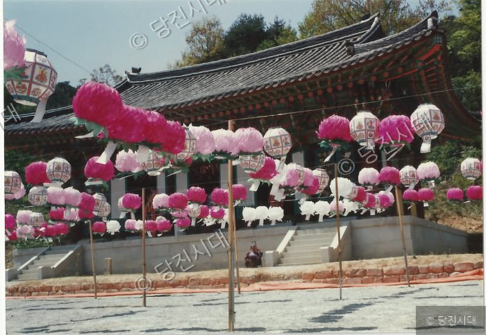 사찰 앞마당에 연등이 화려하게 걸려 있다.