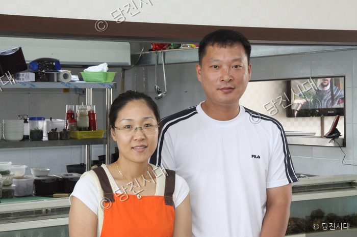 식당을 운영하는 손민호, 정시내 부부가 함께 포즈를 취하고 있다.