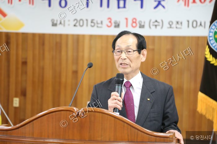 김순섭 학장이 마이크를 잡고 강연을 하고 있다.